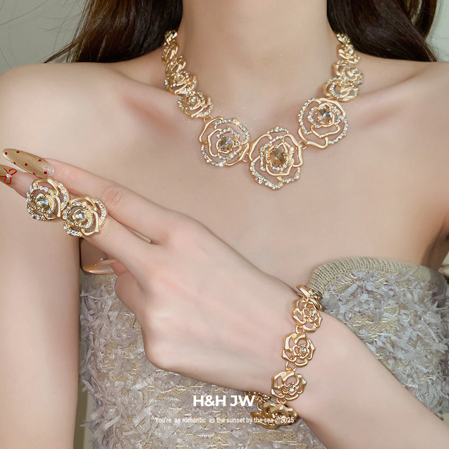 Retro Golden Alloy Flowers Necklace For Women, 1 Set Featuring Elegant Floral Design