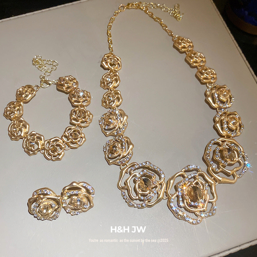 Retro Golden Alloy Flowers Necklace For Women, 1 Set Featuring Elegant Floral Design