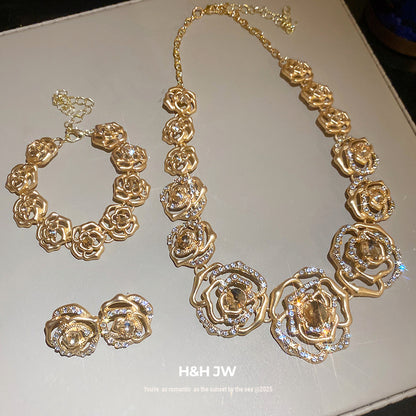 Retro Golden Alloy Flowers Necklace For Women, 1 Set Featuring Elegant Floral Design
