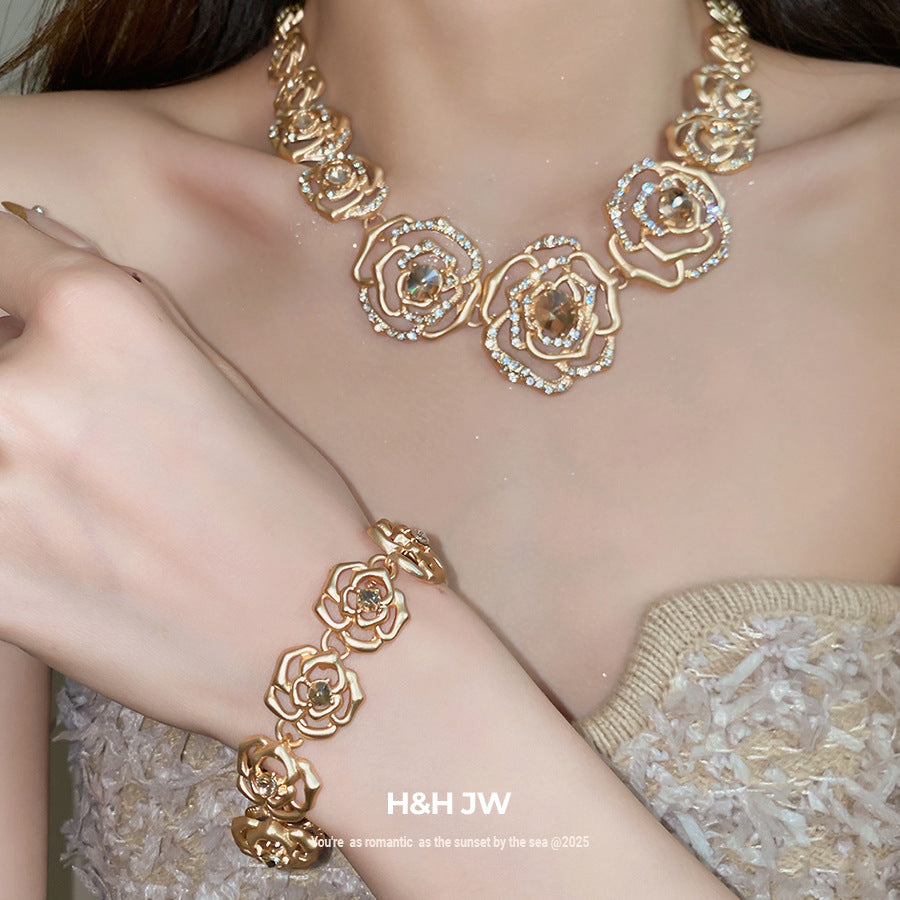 Retro Golden Alloy Flowers Necklace For Women, 1 Set Featuring Elegant Floral Design