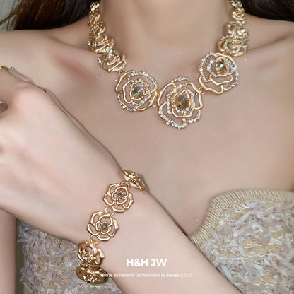 Retro Golden Alloy Flowers Necklace For Women, 1 Set Featuring Elegant Floral Design