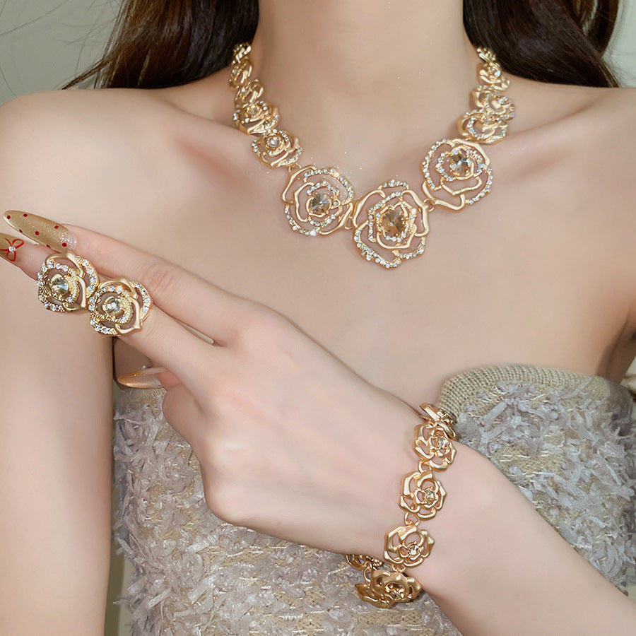 Retro Golden Alloy Flowers Necklace For Women, 1 Set Featuring Elegant Floral Design