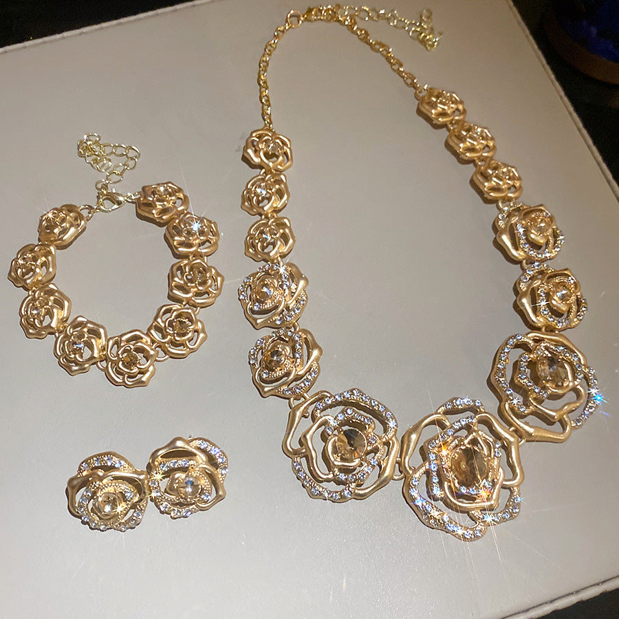 Retro Golden Alloy Flowers Necklace For Women, 1 Set Featuring Elegant Floral Design