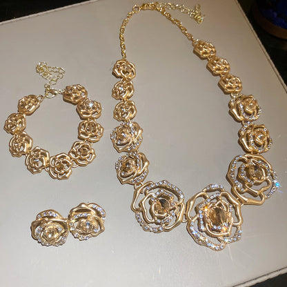Retro Golden Alloy Flowers Necklace For Women, 1 Set Featuring Elegant Floral Design