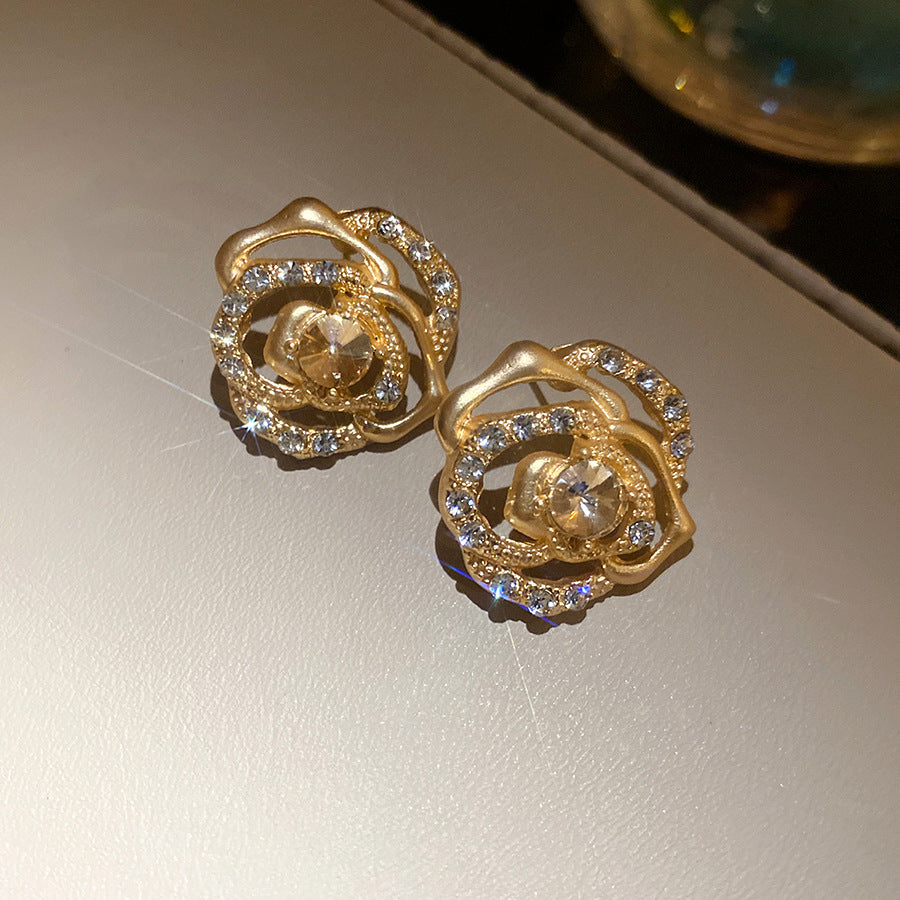 Retro Golden Alloy Flowers Necklace For Women, 1 Set Featuring Elegant Floral Design