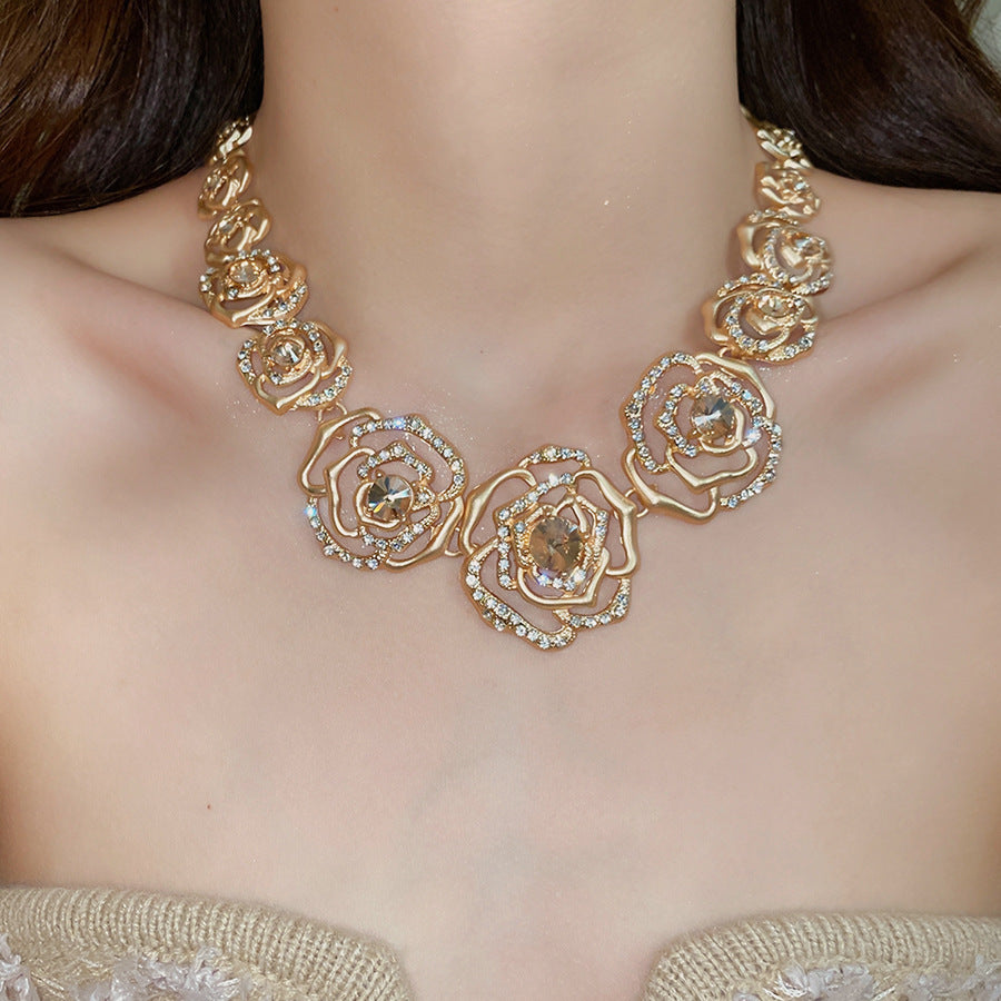 Retro Golden Alloy Flowers Necklace For Women, 1 Set Featuring Elegant Floral Design