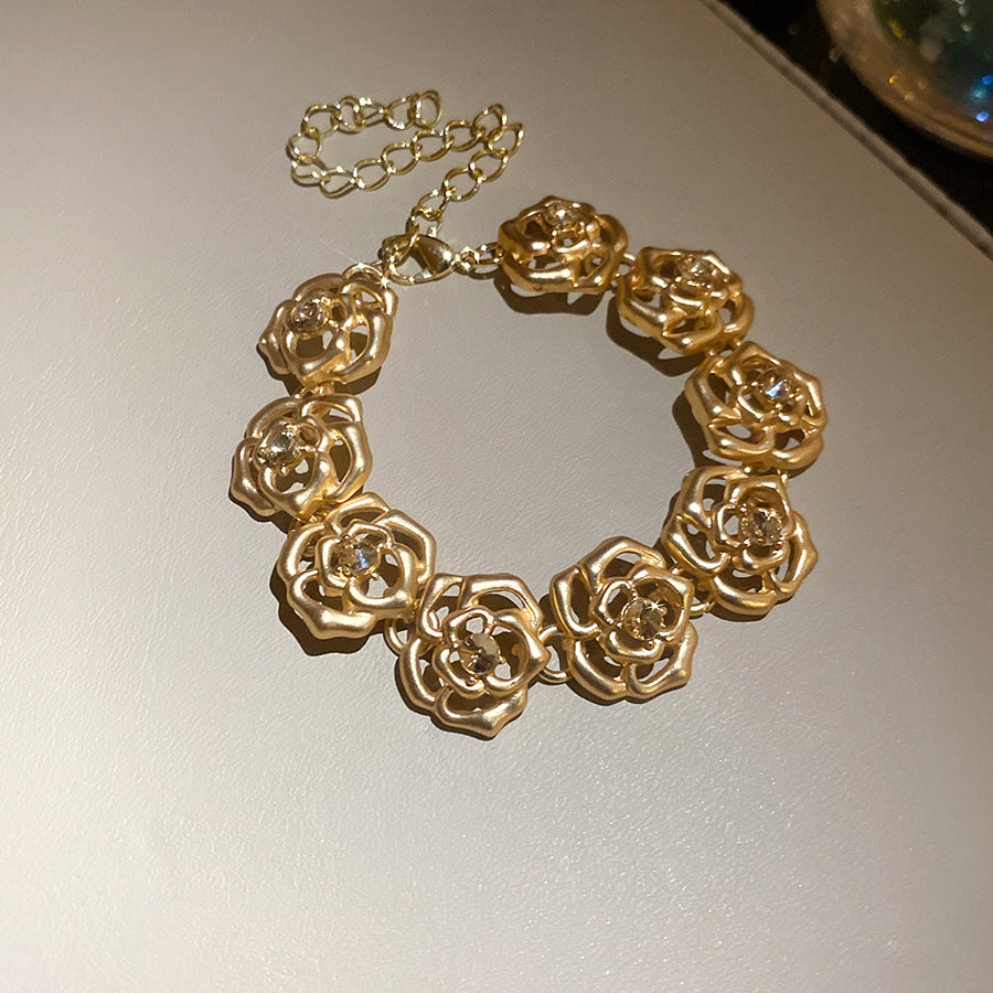 Retro Golden Alloy Flowers Necklace For Women, 1 Set Featuring Elegant Floral Design