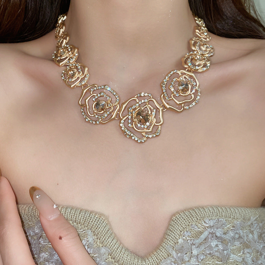 Retro Golden Alloy Flowers Necklace For Women, 1 Set Featuring Elegant Floral Design