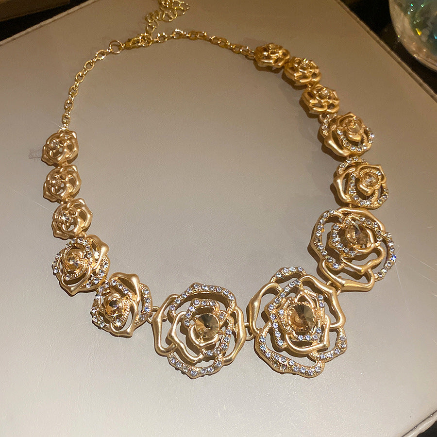 Retro Golden Alloy Flowers Necklace For Women, 1 Set Featuring Elegant Floral Design