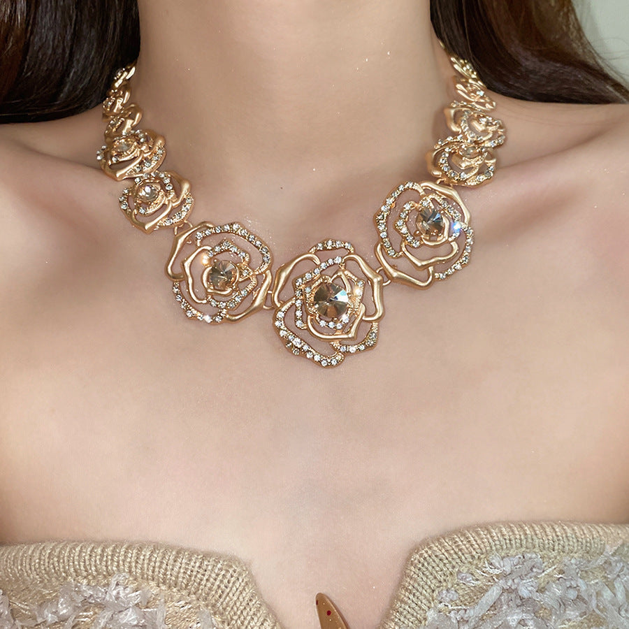 Retro Golden Alloy Flowers Necklace For Women, 1 Set Featuring Elegant Floral Design