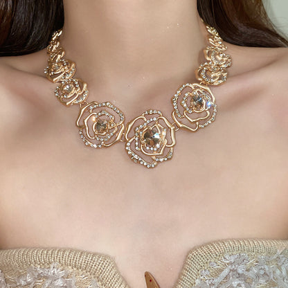 Retro Golden Alloy Flowers Necklace For Women, 1 Set Featuring Elegant Floral Design