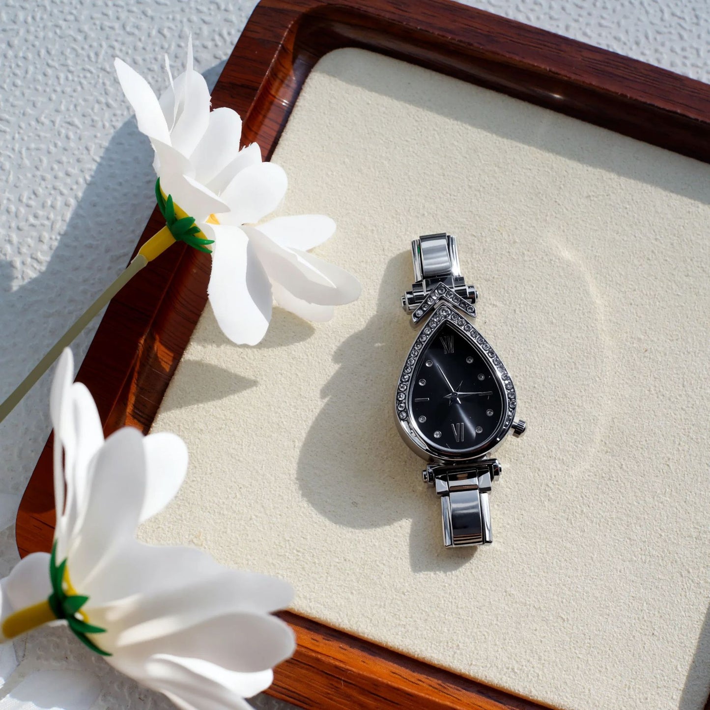 Quartz Watch With Stainless Steel Strap And Buckle, Featuring Ordinary Glass Mirror And Pointer Display, Includes Love Charms