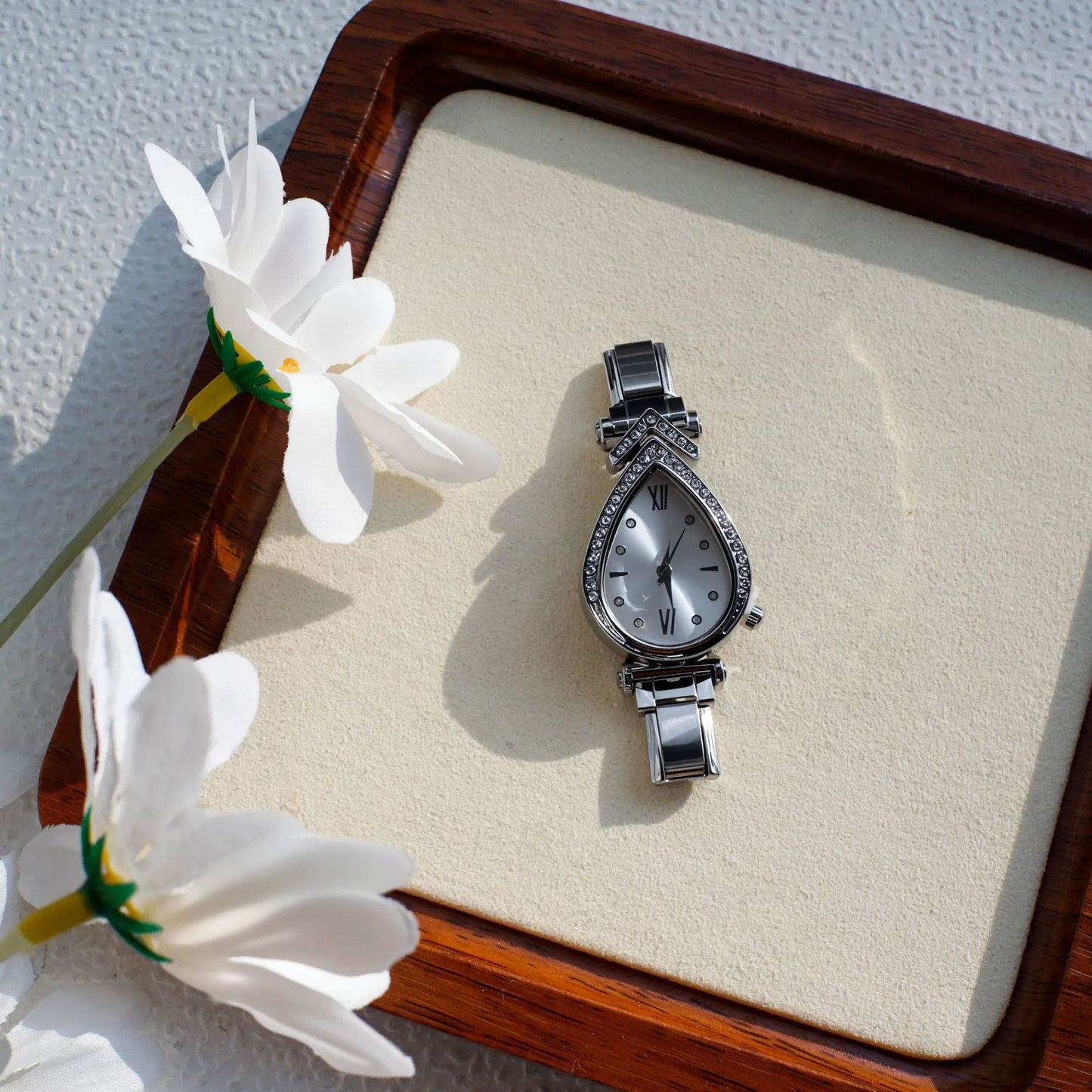 Quartz Watch With Stainless Steel Strap And Buckle, Featuring Ordinary Glass Mirror And Pointer Display, Includes Love Charms