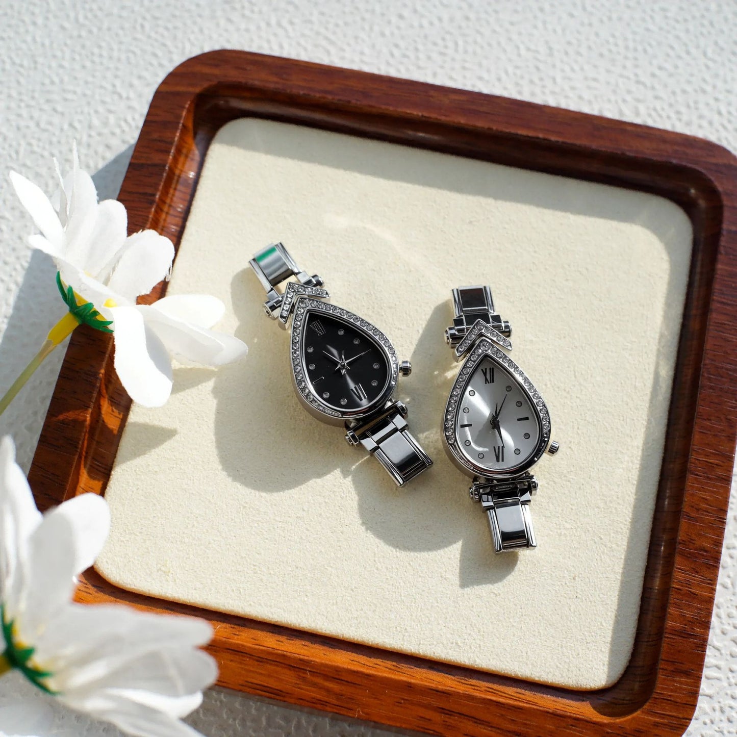 Quartz Watch With Stainless Steel Strap And Buckle, Featuring Ordinary Glass Mirror And Pointer Display, Includes Love Charms