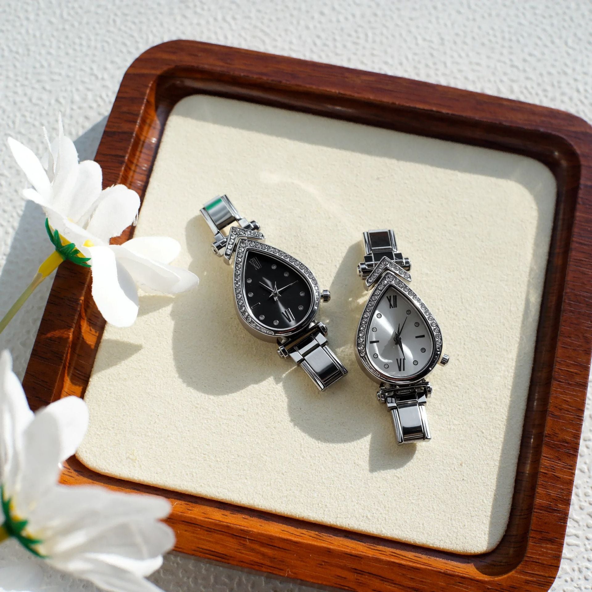 Quartz Watch With Stainless Steel Strap And Buckle, Featuring Ordinary Glass Mirror And Pointer Display, Includes Love Charms