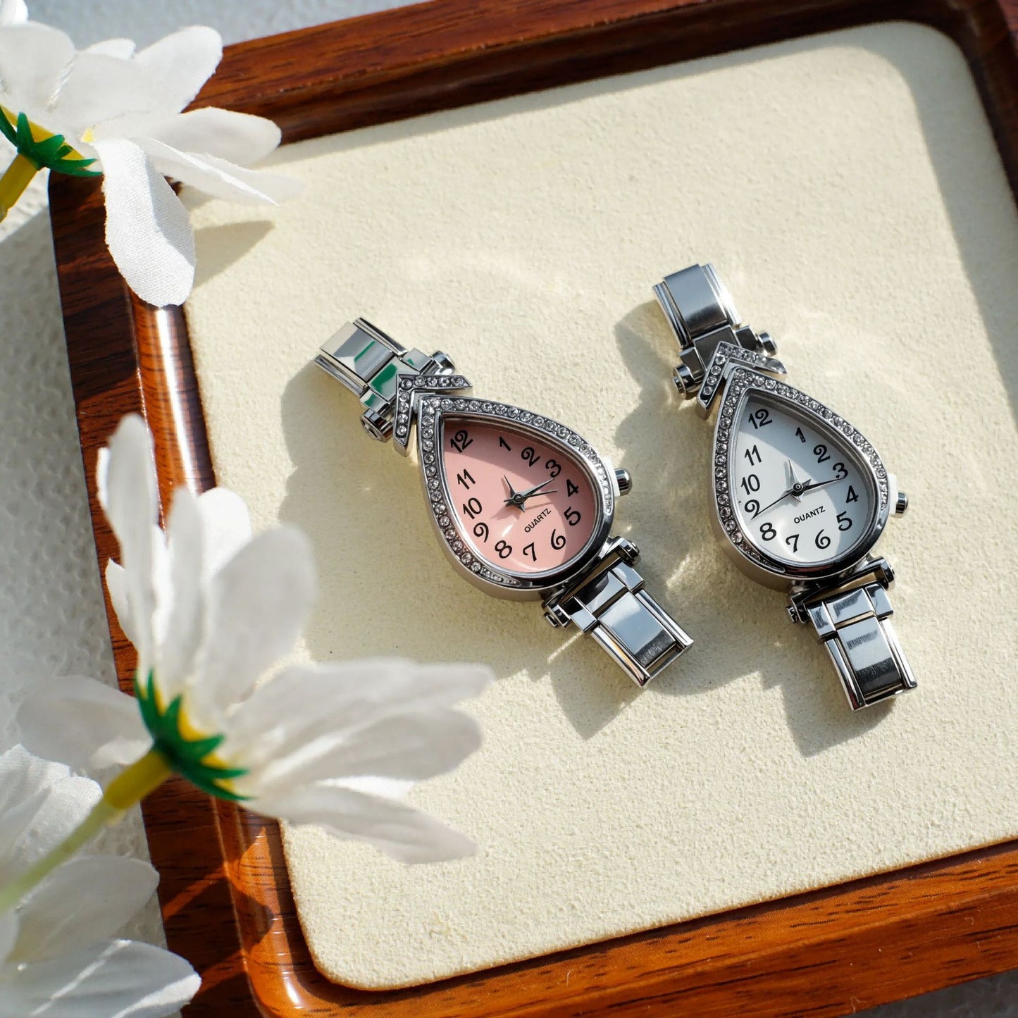 Quartz Watch With Stainless Steel Strap And Buckle, Featuring Ordinary Glass Mirror And Pointer Display, Love Charms