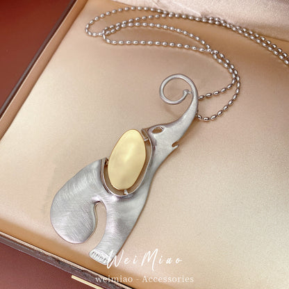 Golden Alloy Animal Sweater Chain Necklace For Stylish Accessory