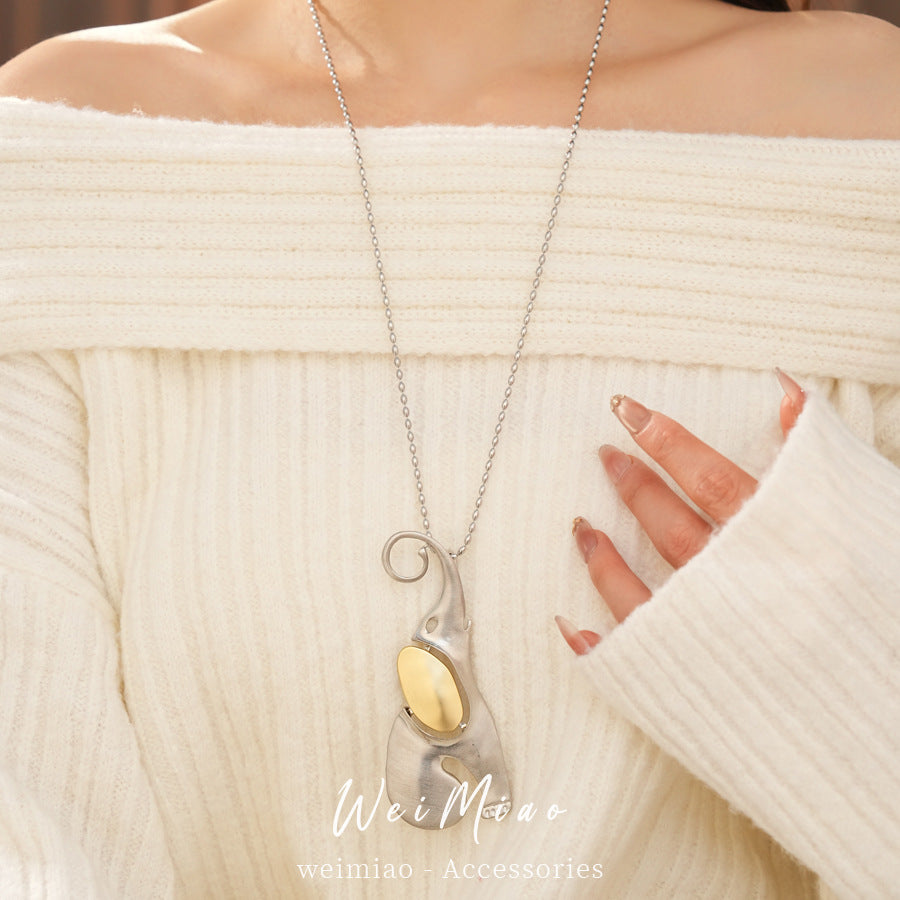 Golden Alloy Animal Sweater Chain Necklace For Stylish Accessory