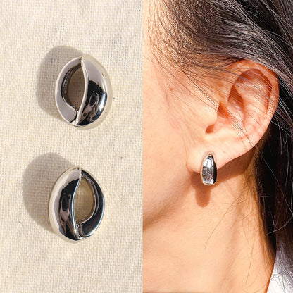 Classic Golden Brass Geometric Earrings For Women With Three-dimensional Craft, Perfect For Casual Wear