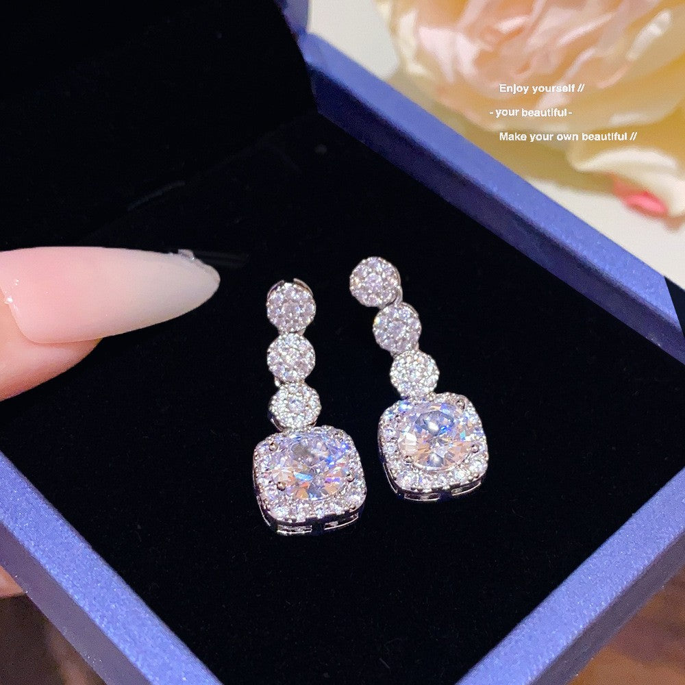 Geometric Stud Earrings For Women In Electroplated Copper With Zircon Inlay Featuring Electroplated Gold Plating