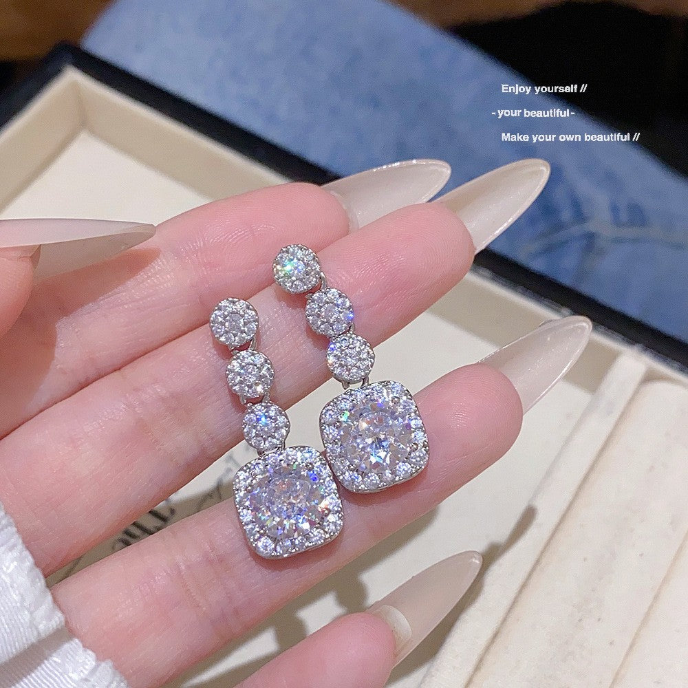 Geometric Stud Earrings For Women In Electroplated Copper With Zircon Inlay Featuring Electroplated Gold Plating