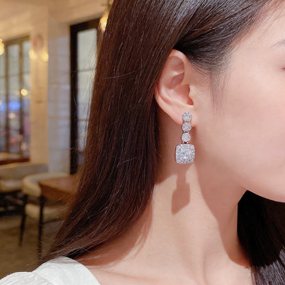 Geometric Stud Earrings For Women In Electroplated Copper With Zircon Inlay Featuring Electroplated Gold Plating