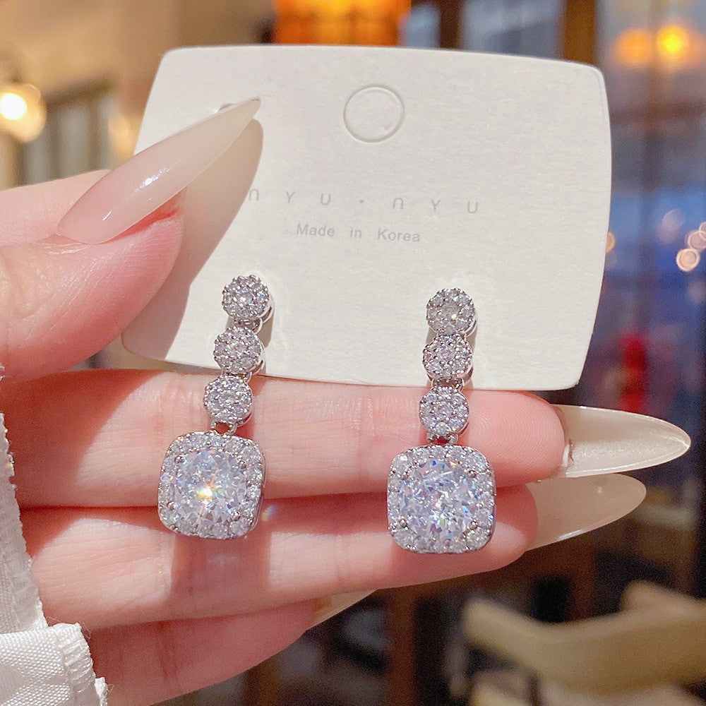 Geometric Stud Earrings For Women In Electroplated Copper With Zircon Inlay Featuring Electroplated Gold Plating