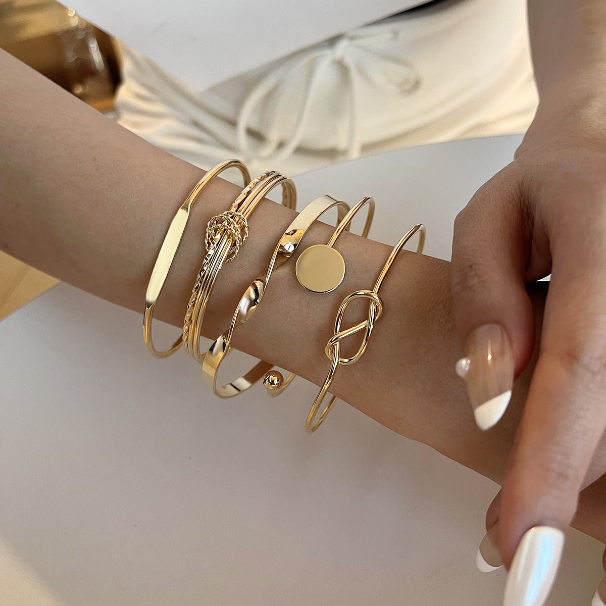 For Bangle Made Of Durable Iron, Stylish And Elegant Jewelry Accessory