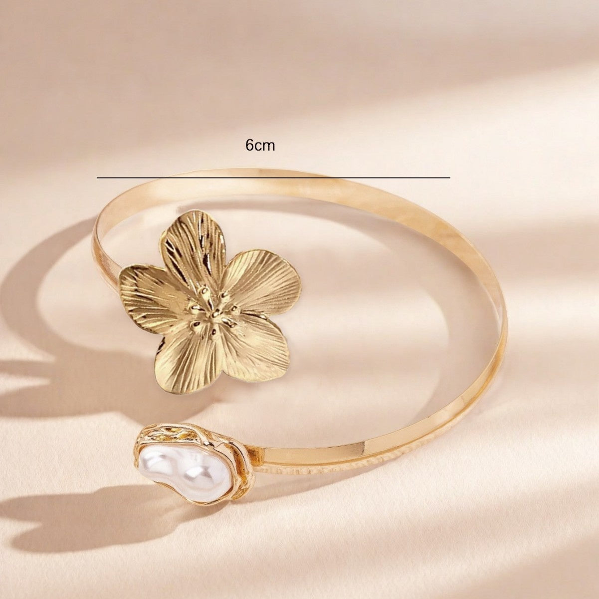 Retro Golden Metal Bangle For Flowers Featuring Elegant Design