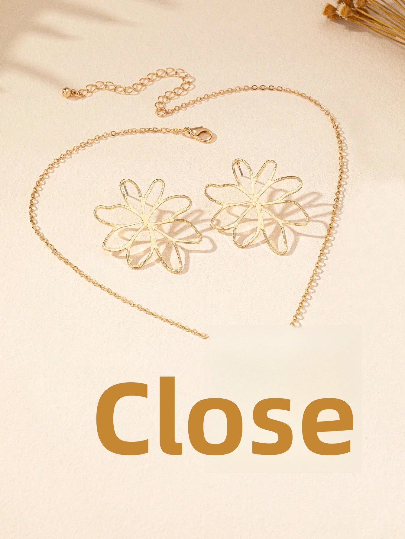 Golden Jewelry Set Featuring Flower Pattern Made Of Durable Alloy