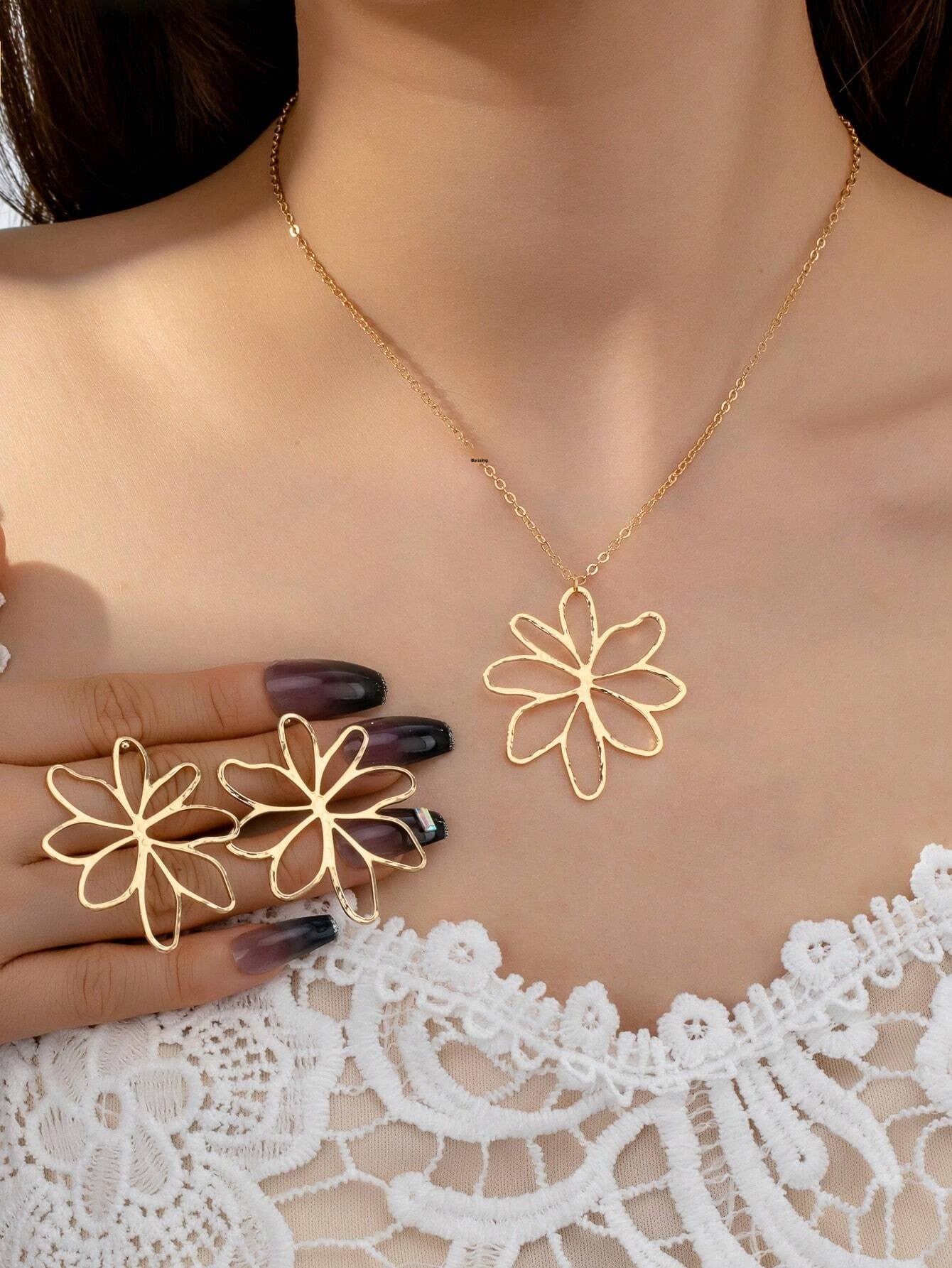 Golden Jewelry Set Featuring Flower Pattern Made Of Durable Alloy