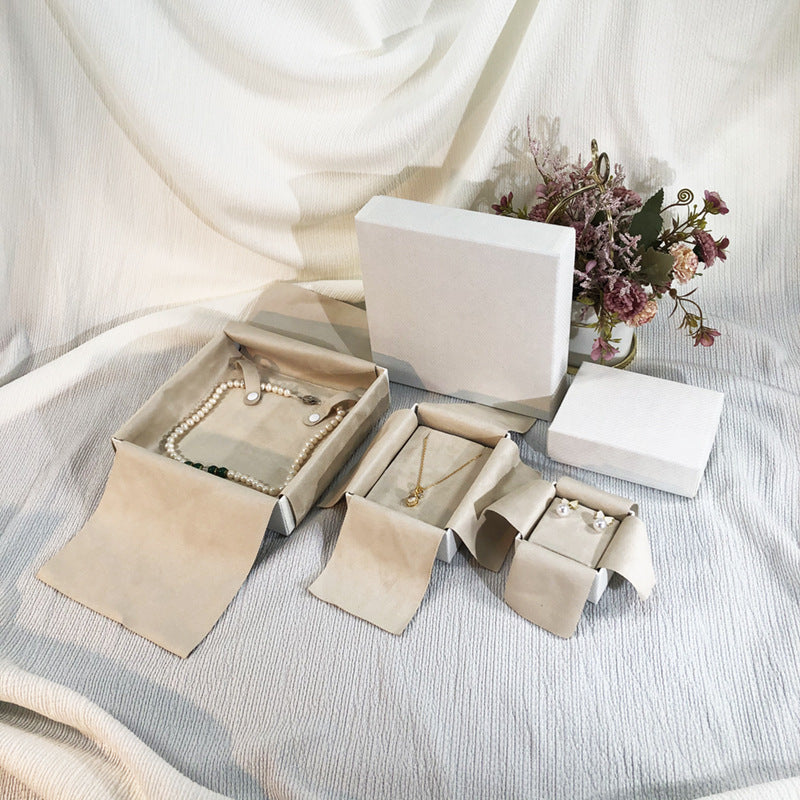 1 Piece Flannel Jewelry Box Featuring Love Charms Design