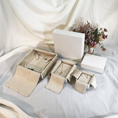 1 Piece Flannel Jewelry Box Featuring Love Charms Design