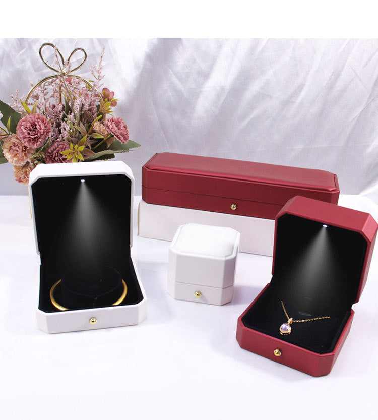 1 Piece White PU Leather Ring Box For Jewelry Packaging Featuring Love Charms Design