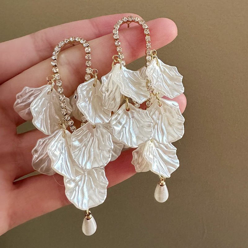 Luxurious White Acrylic Flowers For Women Featuring Zircon Inlay And Elegant Tassel Craft