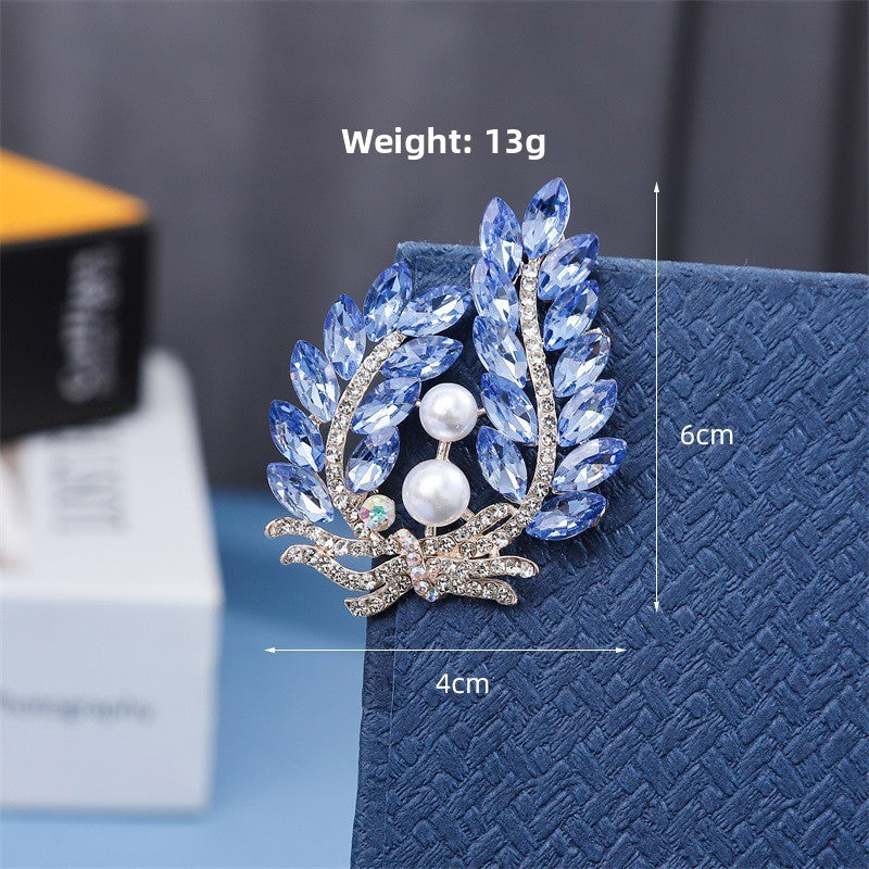 Pin Brooches Made Of Alloy Available In Elegant Golden Color