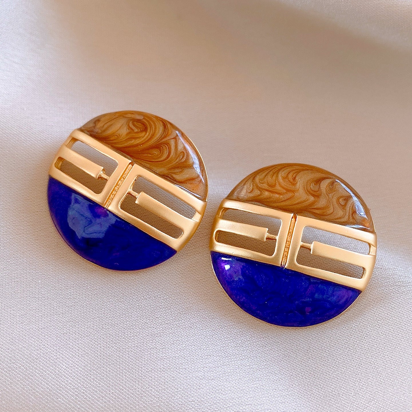 Round Enamel Stud Earrings For Women With Resin And Rhinestone Inlay, Electroplated Gold Plating Process