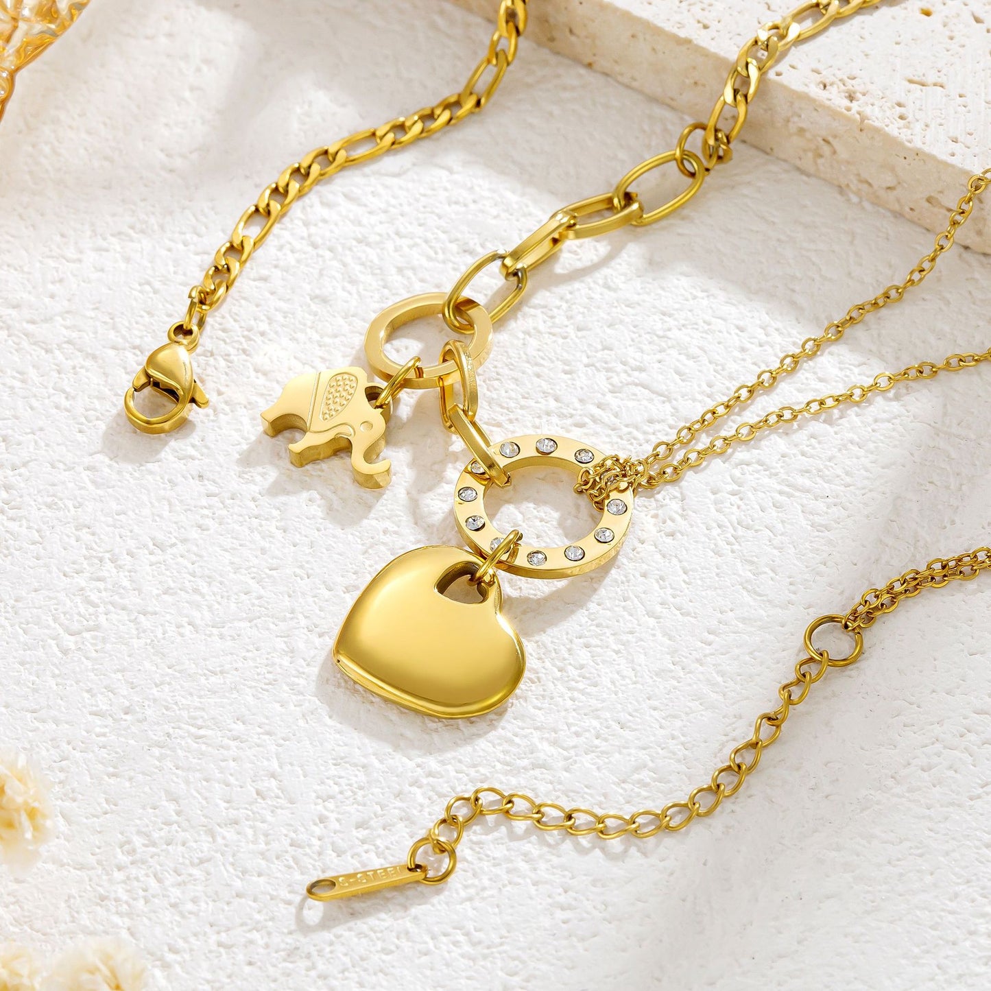 Heart Shape Pendant Necklace For Unisex Featuring Zircon Inlay With Retro Style On Cable Chain