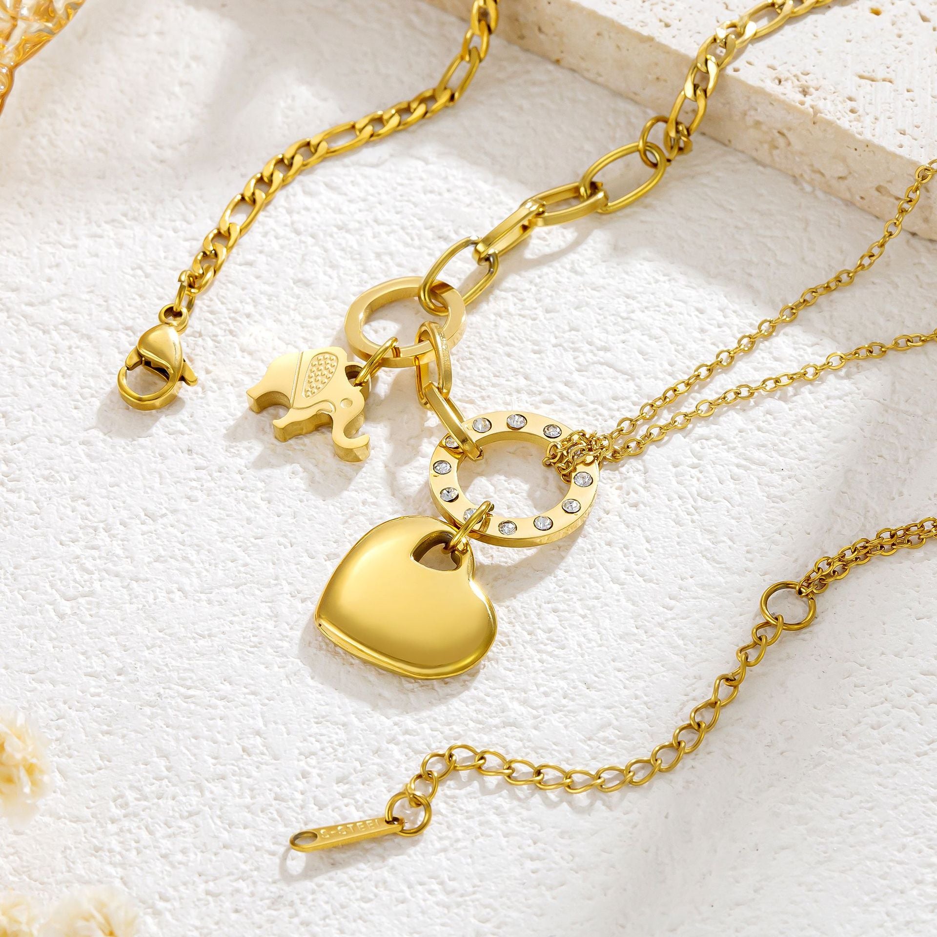 Heart Shape Pendant Necklace For Unisex Featuring Zircon Inlay With Retro Style On Cable Chain
