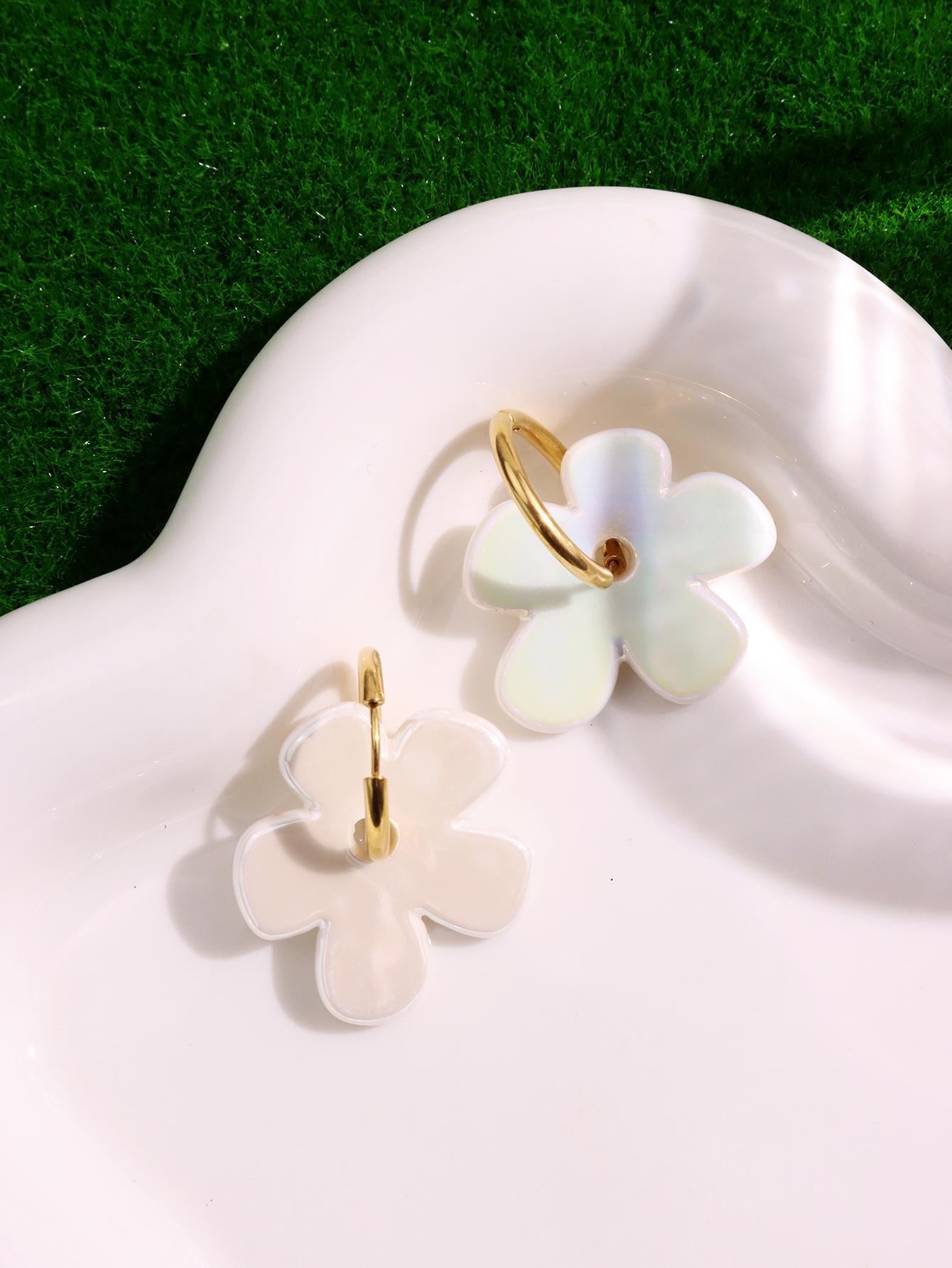 Sweet Ceramic Earrings For Daily Wear Featuring Beautiful Flowers Design Available In Colour