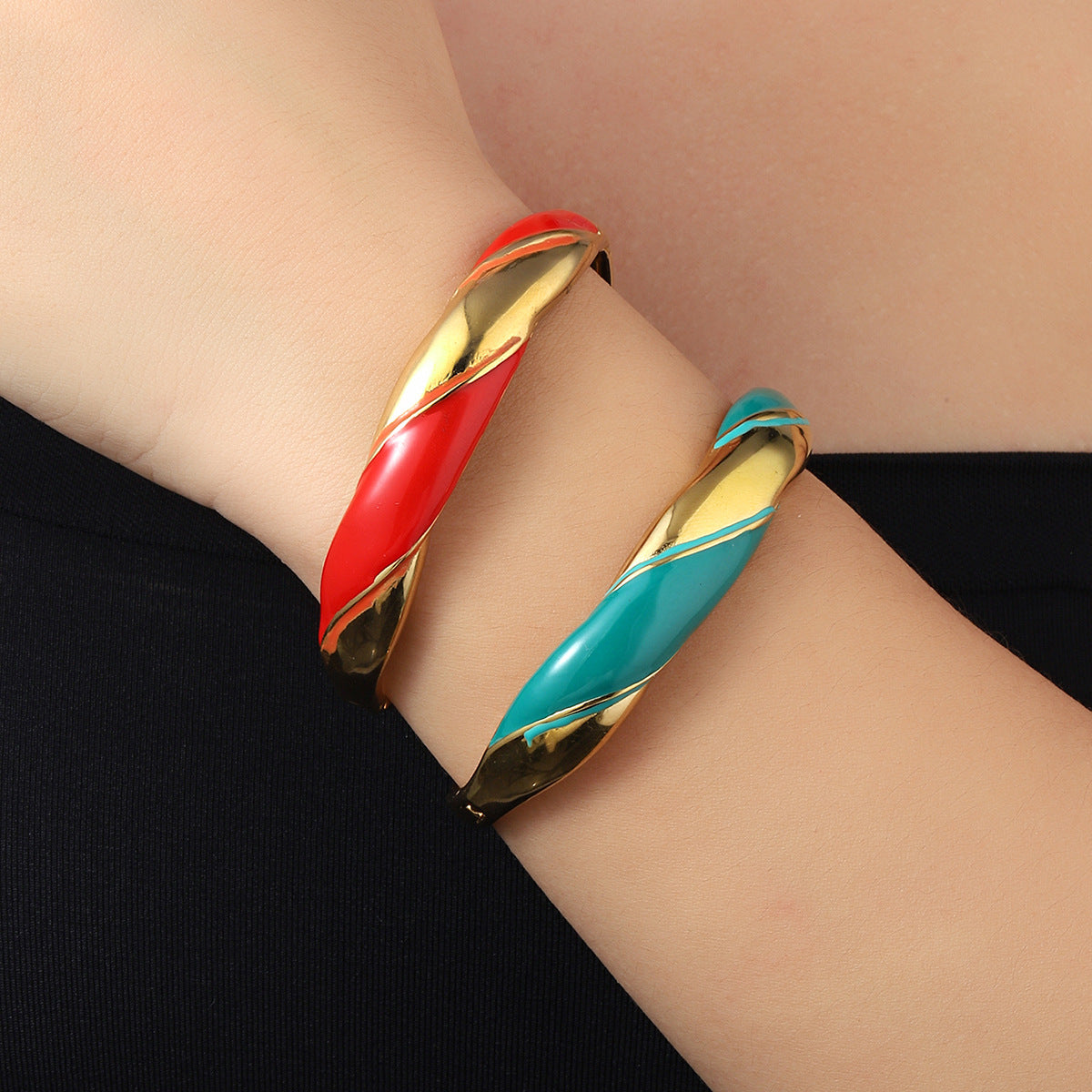 Exaggerated Circle Bangle For Women In Titanium Steel With Enamel Craft And 18K Real Gold Electroplated Finish