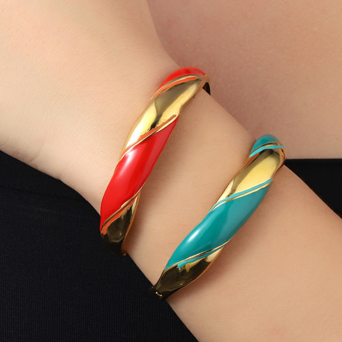 Exaggerated Circle Bangle For Women In Titanium Steel With Enamel Craft And 18K Real Gold Electroplated Finish