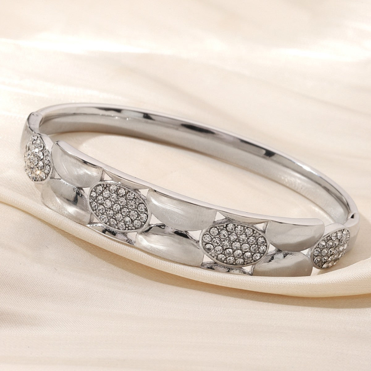 Waterproof Non Tarnish Circle Bangle For Women Made Of Titanium Steel Featuring 18K Real Gold Electroplated Finish