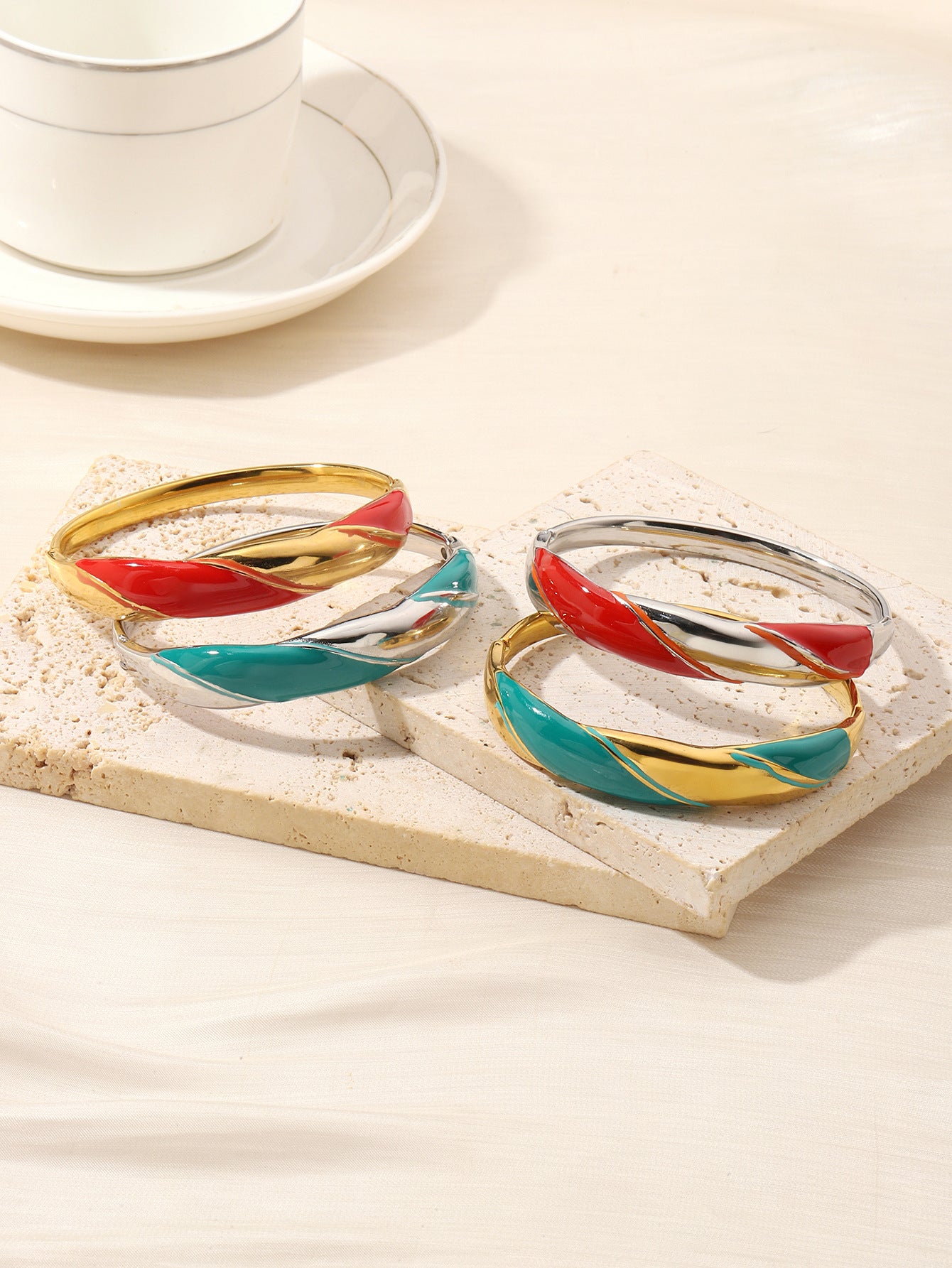 Exaggerated Circle Bangle For Women In Titanium Steel With Enamel Craft And 18K Real Gold Electroplated Finish