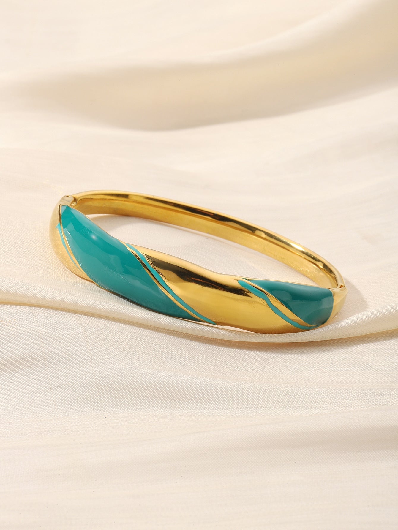 Exaggerated Circle Bangle For Women In Titanium Steel With Enamel Craft And 18K Real Gold Electroplated Finish