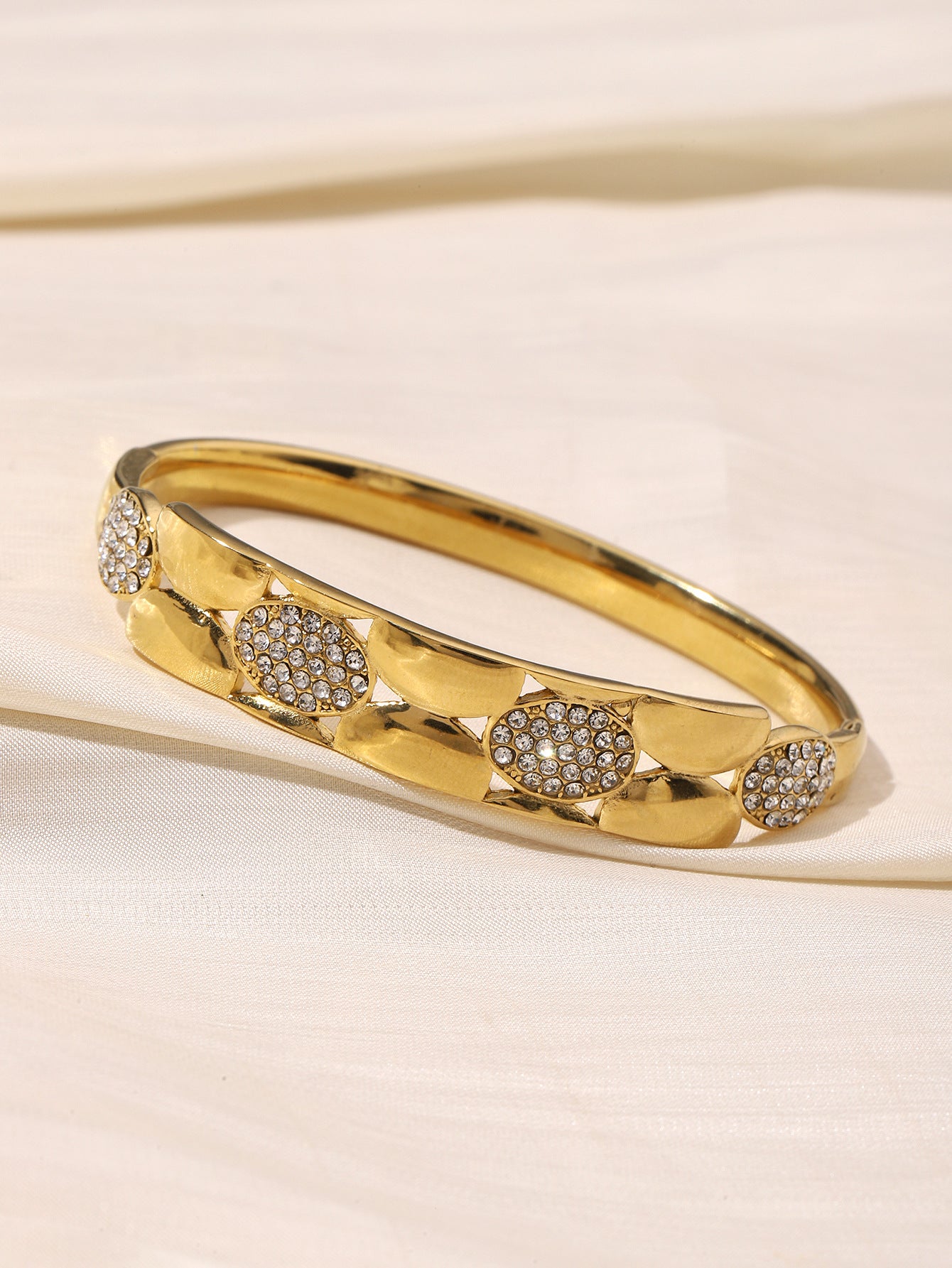 Waterproof Non Tarnish Circle Bangle For Women Made Of Titanium Steel Featuring 18K Real Gold Electroplated Finish
