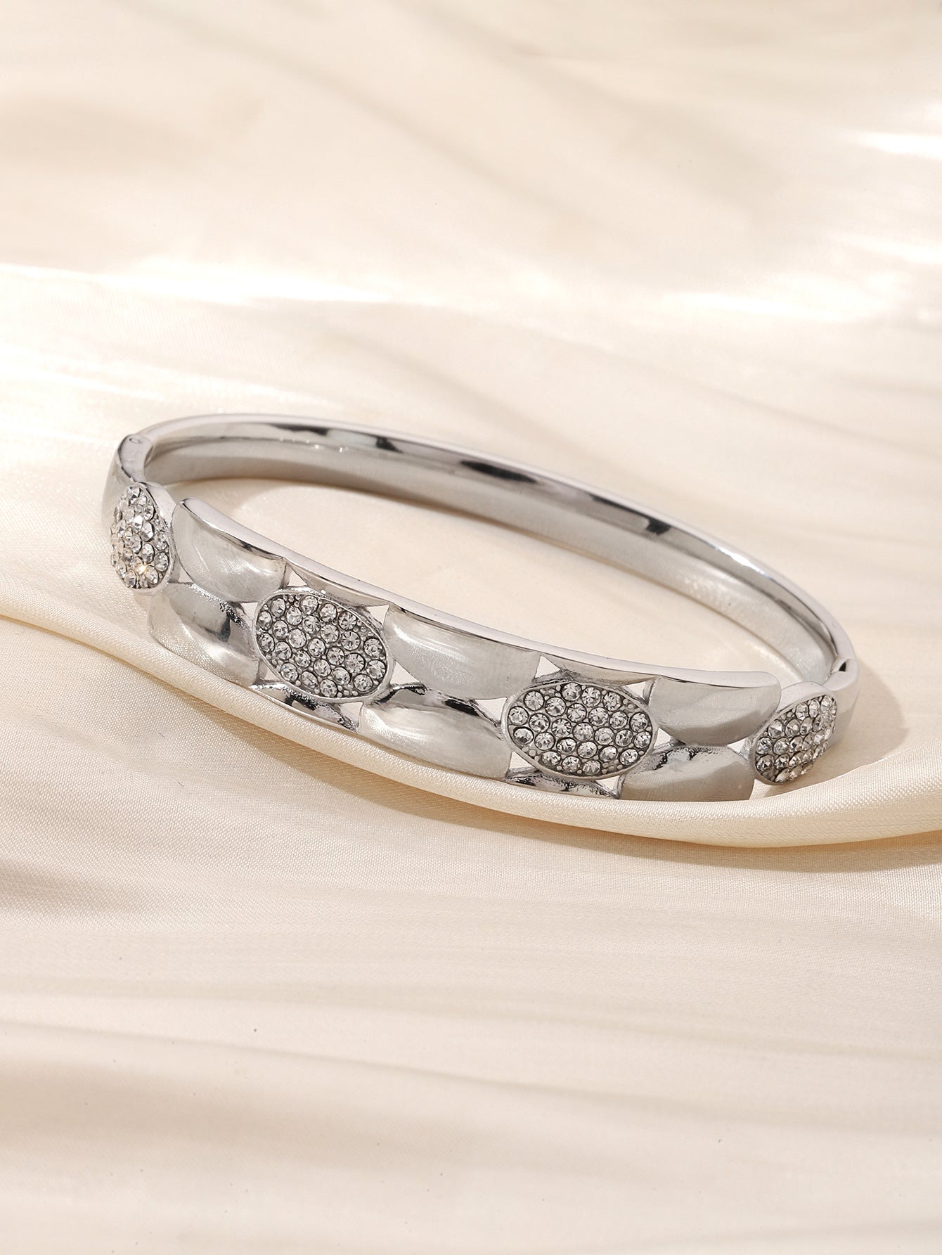 Waterproof Non Tarnish Circle Bangle For Women Made Of Titanium Steel Featuring 18K Real Gold Electroplated Finish