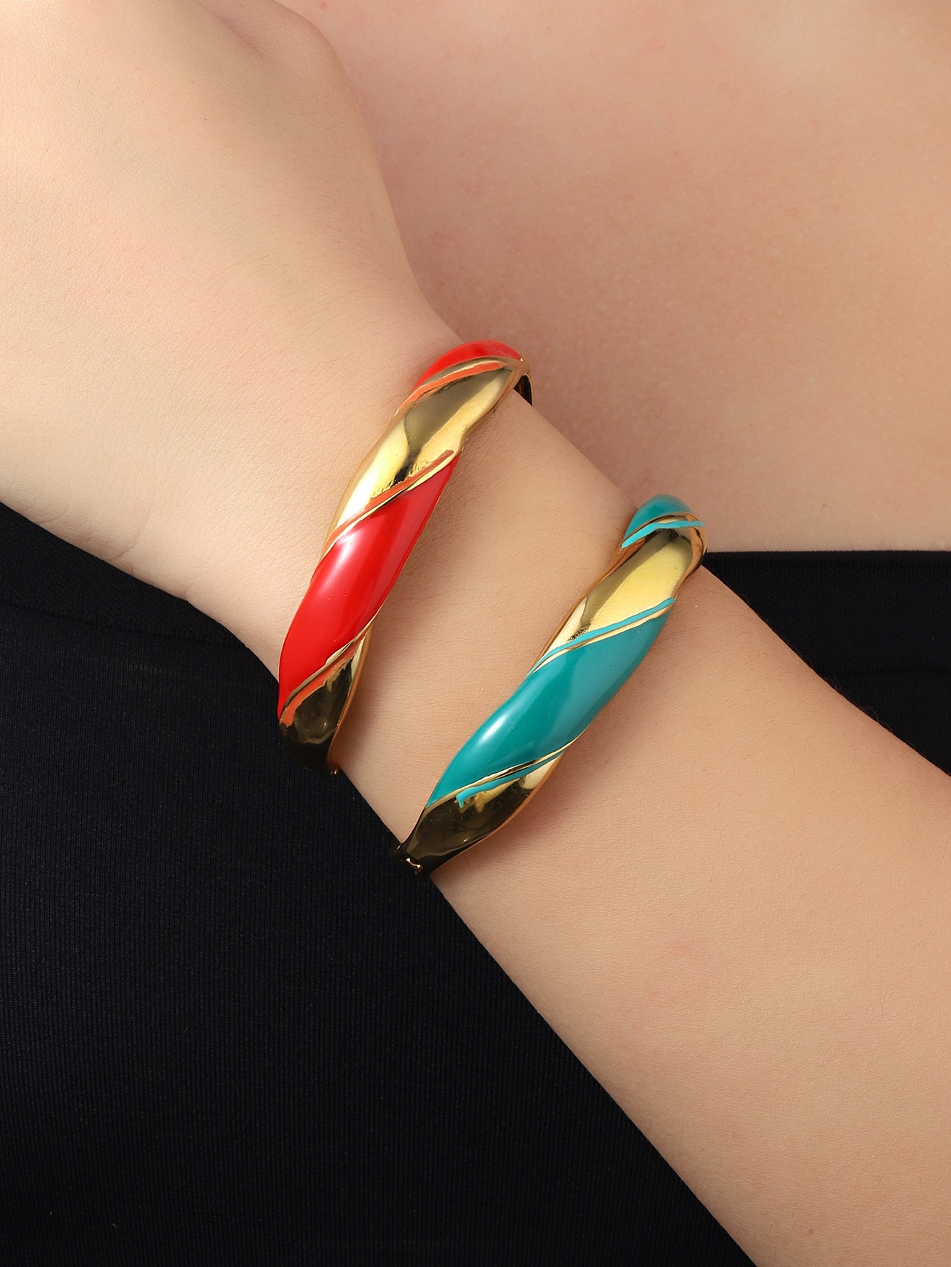 Exaggerated Circle Bangle For Women In Titanium Steel With Enamel Craft And 18K Real Gold Electroplated Finish