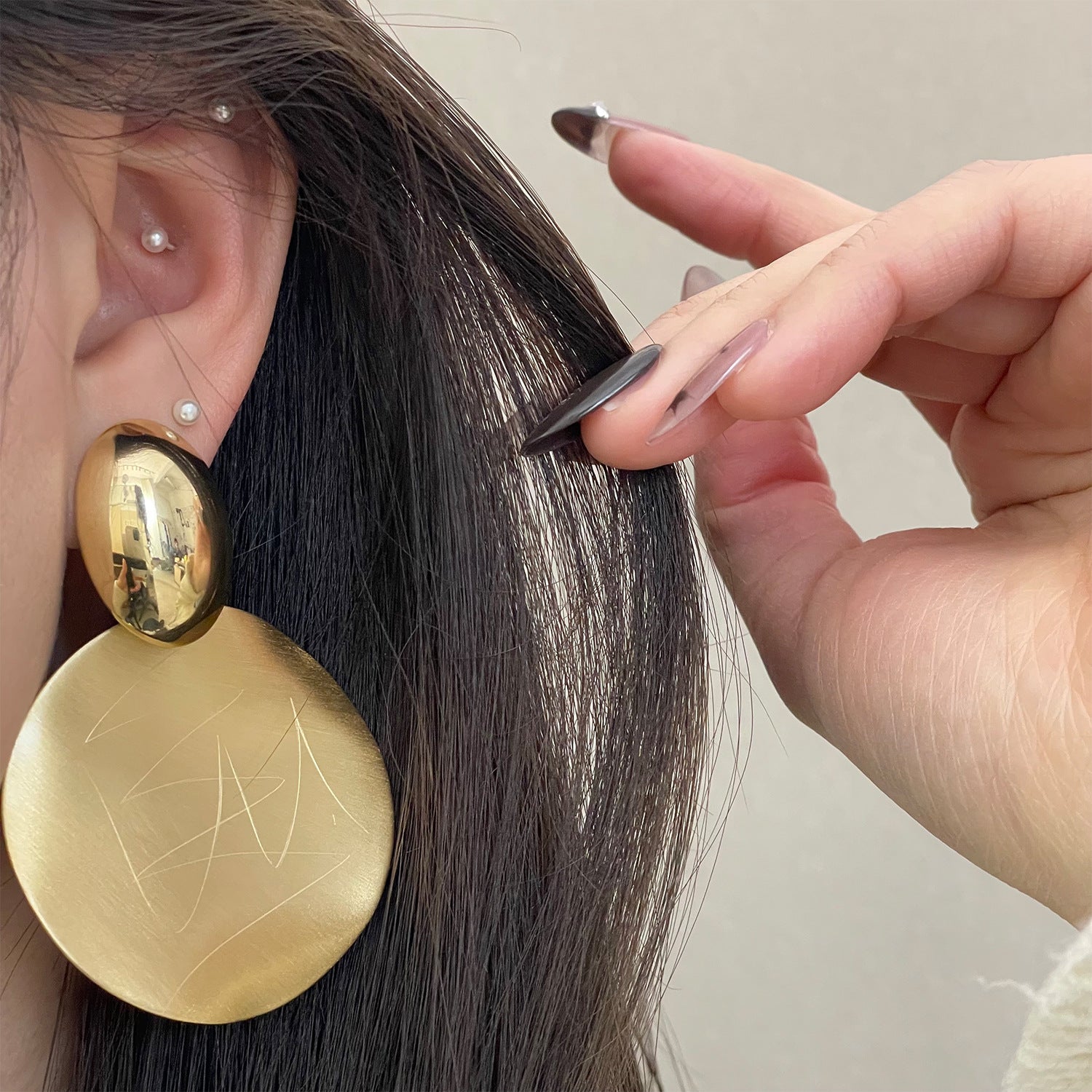Exaggerated Round Stud Earrings For Women In Electroplated Alloy Featuring A Stylish Design