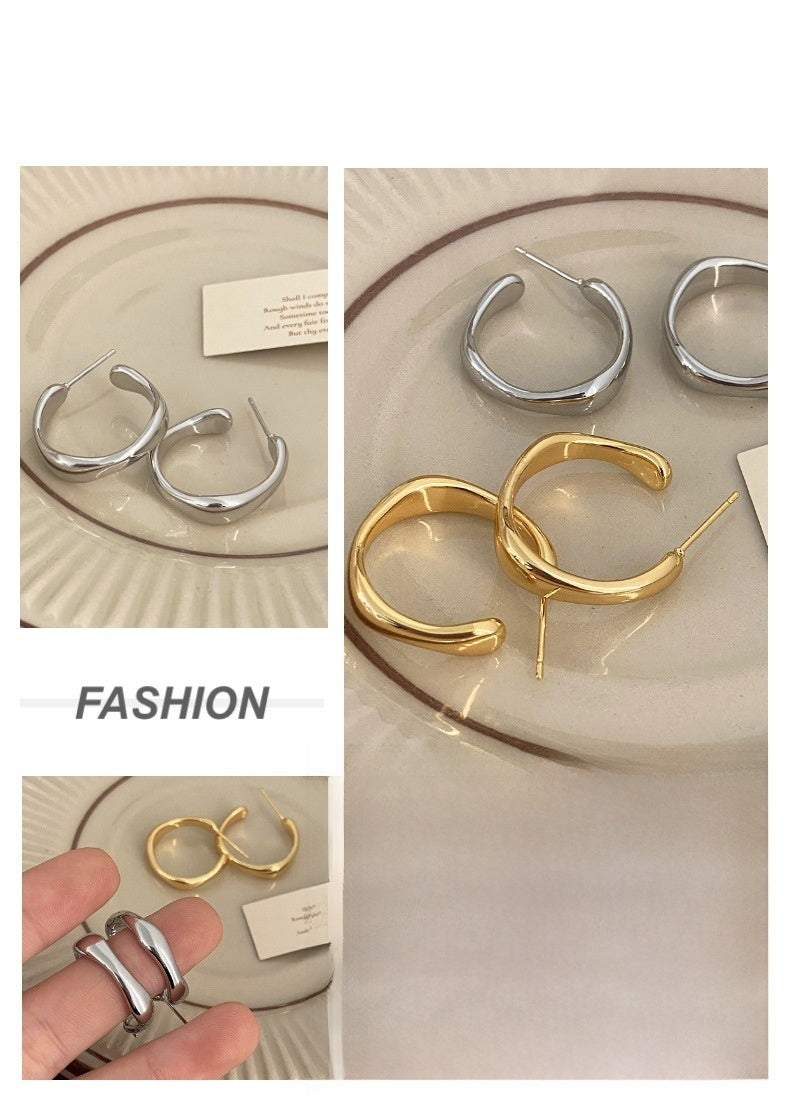 Simple Style Circle Stud Earrings For Women In Golden Alloy Material